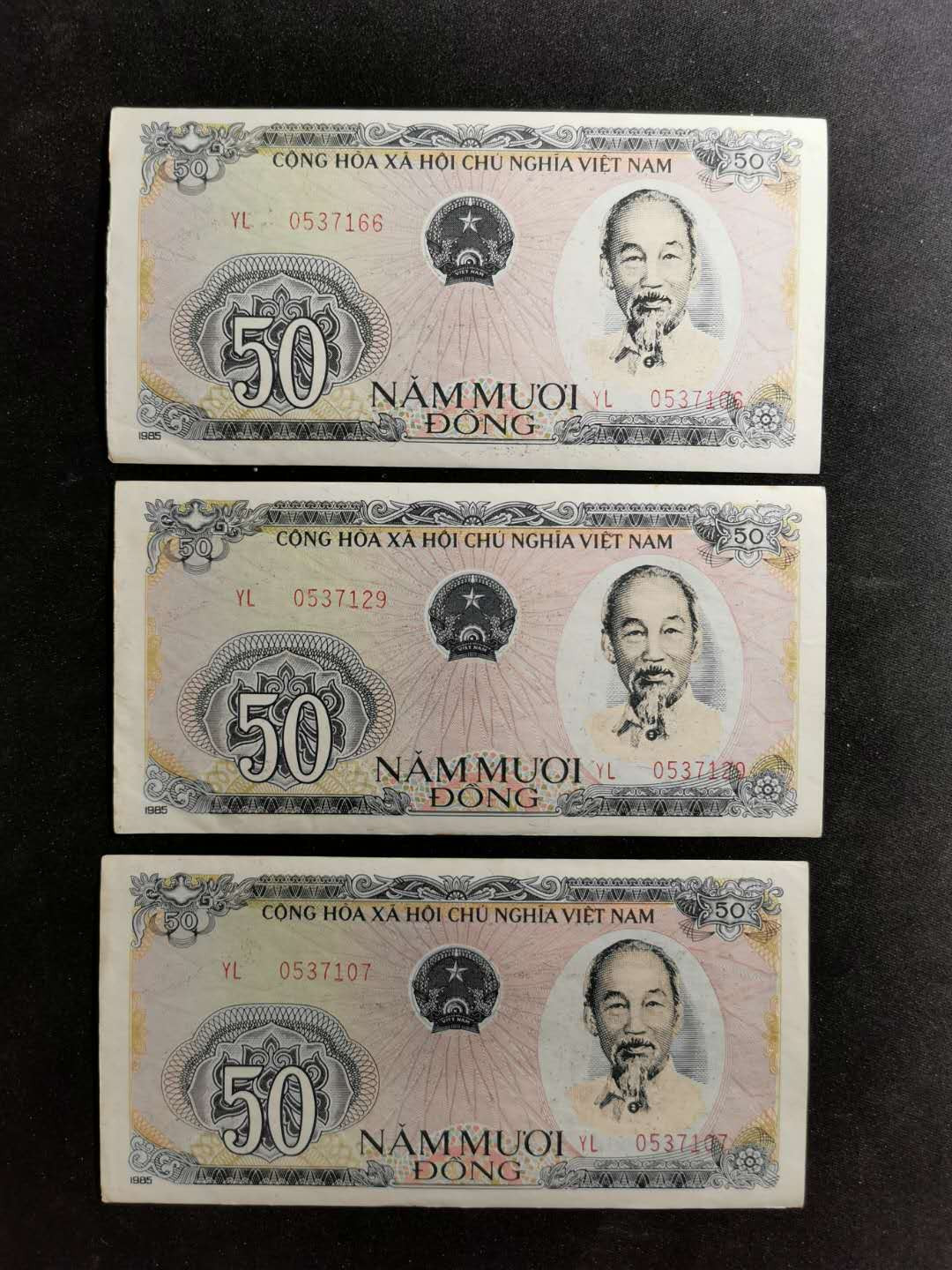 【鲸贝乐淘】千字文·第“旷远绵邈，岩岫杳冥”号拍卖 【越南🇻🇳 】1985年50盾，三张无中折AUNC ，好品相