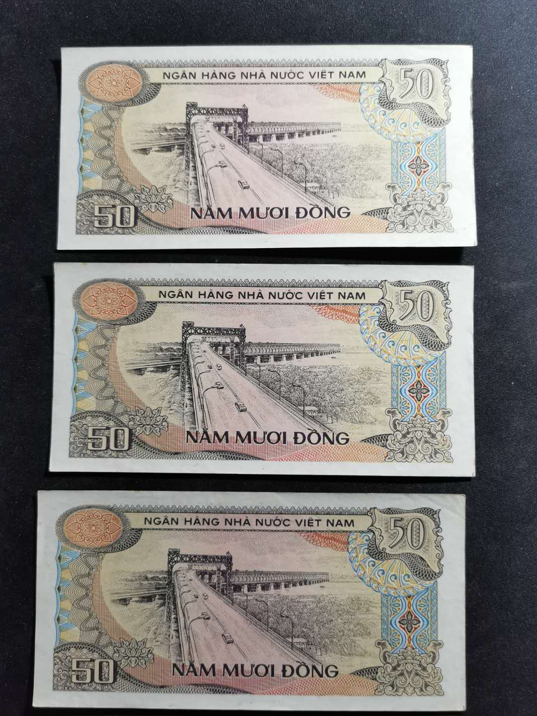 【鲸贝乐淘】千字文·第“旷远绵邈，岩岫杳冥”号拍卖 【越南🇻🇳 】1985年50盾，三张无中折AUNC ，好品相