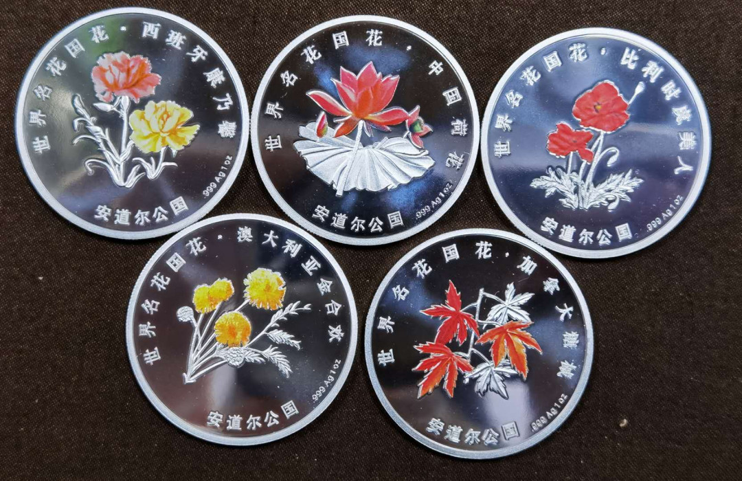 北京马甸外币专卖微拍第四十八场，外国金银币专场。陆续上新，欢迎关注。 2000年中国金币总公司与安道尔公国合作发行世界名花系列第四组5枚，每枚重1盎司，成色999，从1997年开始每年发行一组至2000年，每组5枚，共20枚为大全套。品相如图 