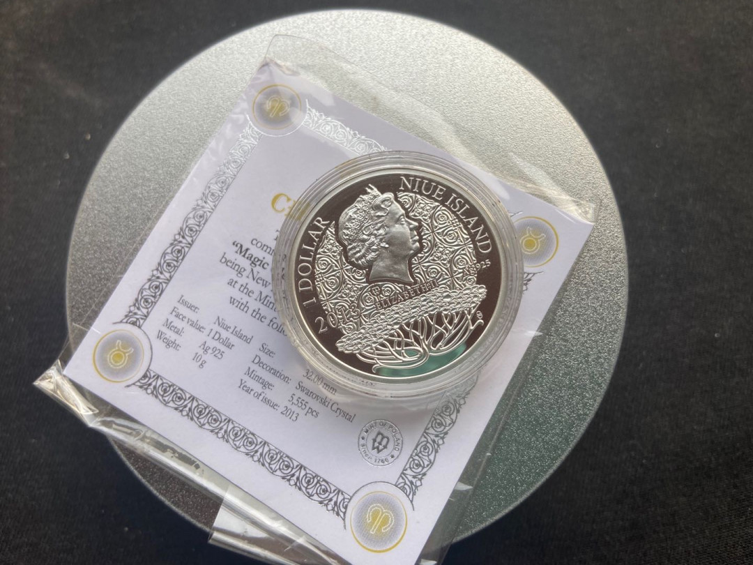 【币观天下】第142期钱币拍卖  纽埃2013年1元，“爱你一生(2013)”十二星座幸(性)福魔石系列(4)---四月“金牛座”，幸福魔石(透明宝石)，镶嵌施华洛世奇透明大宝石精制银币