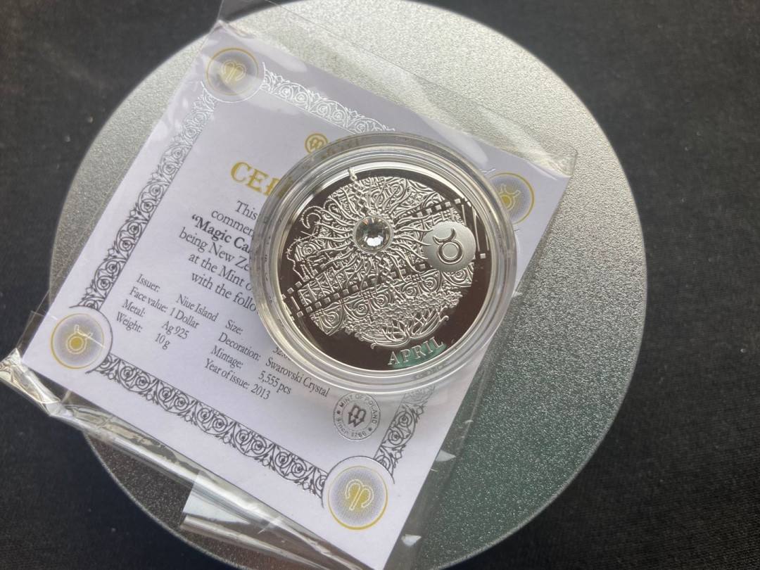 【币观天下】第142期钱币拍卖  纽埃2013年1元，“爱你一生(2013)”十二星座幸(性)福魔石系列(4)---四月“金牛座”，幸福魔石(透明宝石)，镶嵌施华洛世奇透明大宝石精制银币