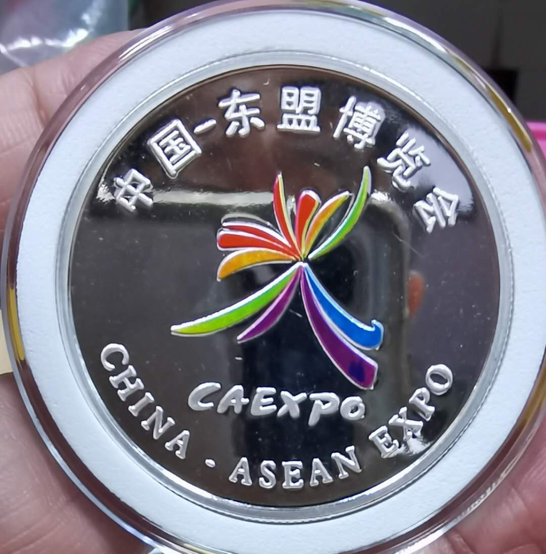 北京马甸外币专卖微拍第四十八场，外国金银币专场。陆续上新，欢迎关注。 中国一一东盟博览会彩色银章，重量：27克，成色：不详，品相如图