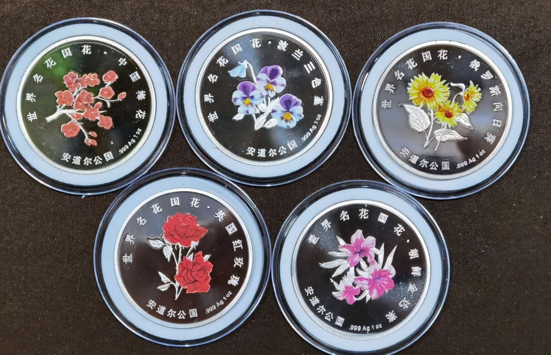 北京马甸外币专卖微拍第四十八场，外国金银币专场。陆续上新，欢迎关注。 1998年中国金币总公司与安道尔公国合作发行世界名花系列第二组5枚，每枚重1盎司，成色999，从1997年开始每年发行一组至2000年，每组5枚，共20枚为大全套。品相如图 详情 起拍: 1000元