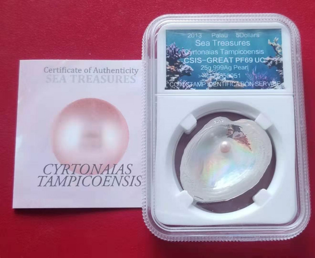【币观天下】第142期钱币拍卖 帕劳2013年玉蚌含珠珍珠镶嵌仿真银币PF69 