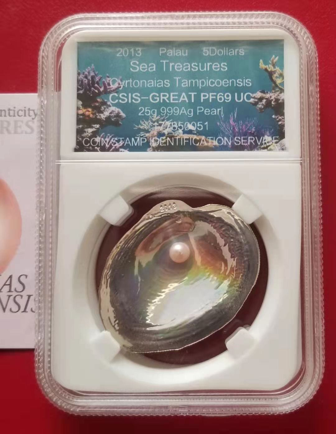 【币观天下】第142期钱币拍卖 帕劳2013年玉蚌含珠珍珠镶嵌仿真银币PF69 