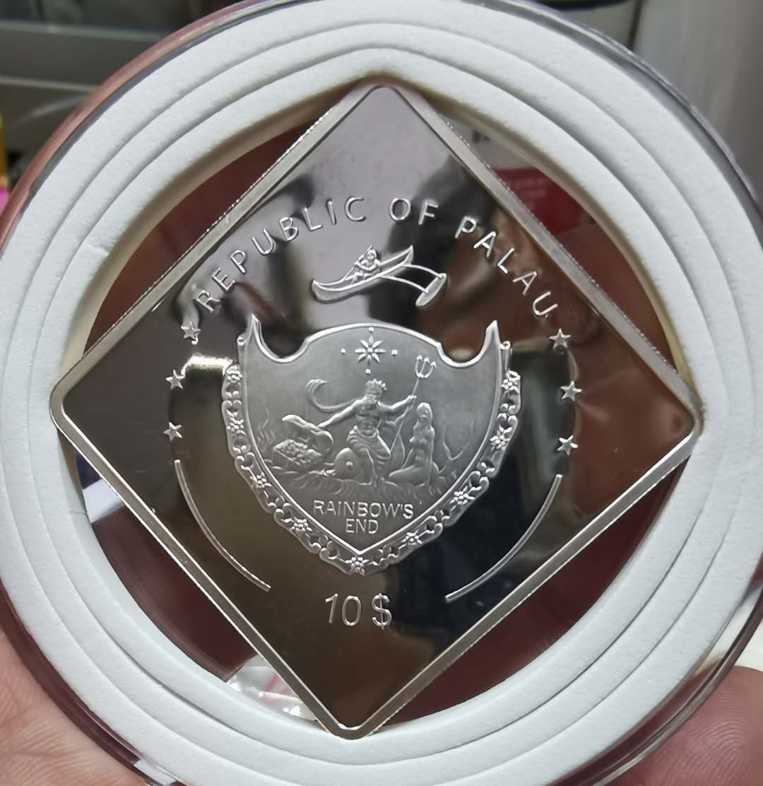 北京马甸外币专卖微拍第四十八场，外国金银币专场。陆续上新，欢迎关注。 2010年帕劳发行二战苏联马拉特战舰梭形精制银币，重量：2盎司，成色：999，发行量：1000枚，品相如图