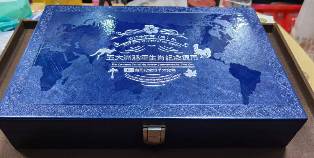北京马甸外币专卖微拍第四十八场，外国金银币专场。陆续上新，欢迎关注。 2017年五大洲鸡年生肖1／2盎司银币5枚／套，分别为加拿大，澳大利亚，不丹，几内亚，法国，品相如图，礼品盒包装，盒证齐全