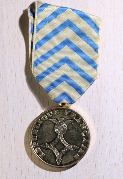 大猫徽章拍卖第154期 - 法国北非战役奖章，授予1956-1966年在北非摩洛哥，阿尔及利亚等地镇压当地叛乱的法国军人，铜制镀金，巴黎造币局产