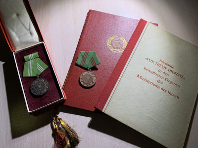 大猫徽章拍卖第154期 - 东德内务部奖章带证书一组