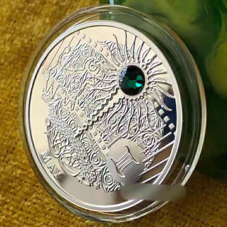 【币观天下】第143期钱币拍卖～ 【白俄罗斯】纽埃2013年1元，“爱你一生(2013)”十二星座幸(性)福魔石系列(5)---五月“双子座”幸福魔石(绿猫眼石)，镶嵌施华洛世奇绿色大宝石精制银币