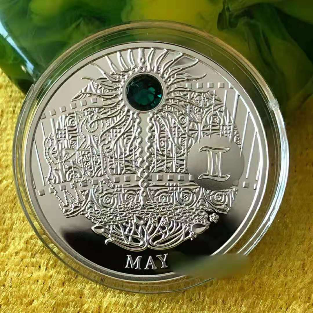 【币观天下】第143期钱币拍卖～ 【白俄罗斯】纽埃2013年1元，“爱你一生(2013)”十二星座幸(性)福魔石系列(5)---五月“双子座”幸福魔石(绿猫眼石)，镶嵌施华洛世奇绿色大宝石精制银币