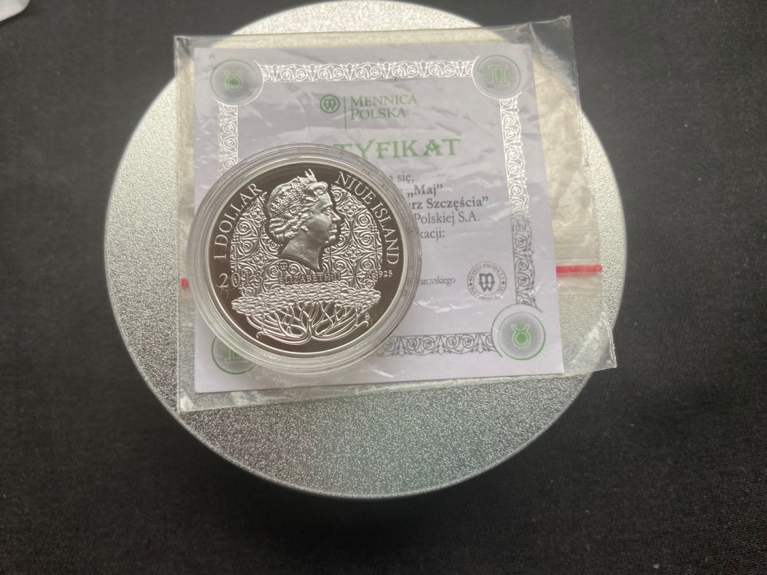 【币观天下】第143期钱币拍卖～ 【白俄罗斯】纽埃2013年1元，“爱你一生(2013)”十二星座幸(性)福魔石系列(5)---五月“双子座”幸福魔石(绿猫眼石)，镶嵌施华洛世奇绿色大宝石精制银币