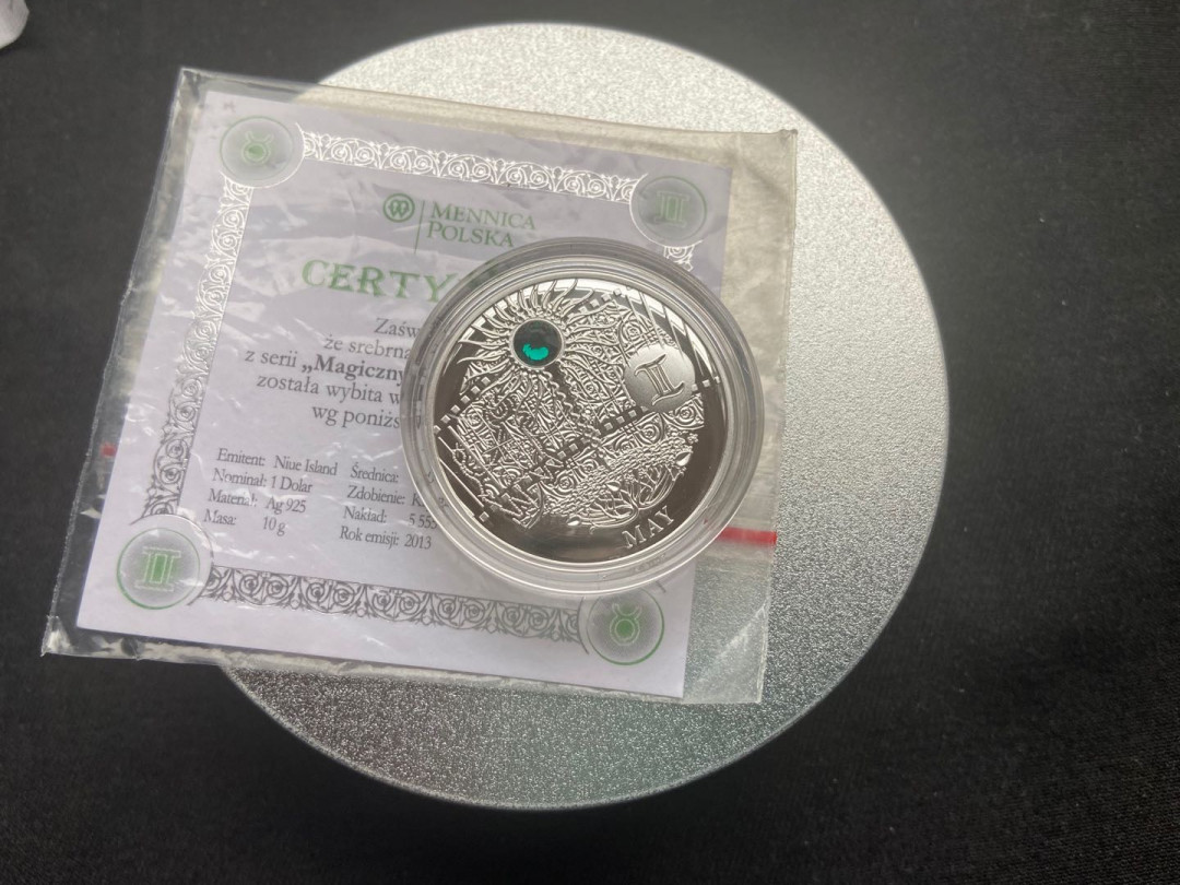 【币观天下】第143期钱币拍卖～ 【白俄罗斯】纽埃2013年1元，“爱你一生(2013)”十二星座幸(性)福魔石系列(5)---五月“双子座”幸福魔石(绿猫眼石)，镶嵌施华洛世奇绿色大宝石精制银币