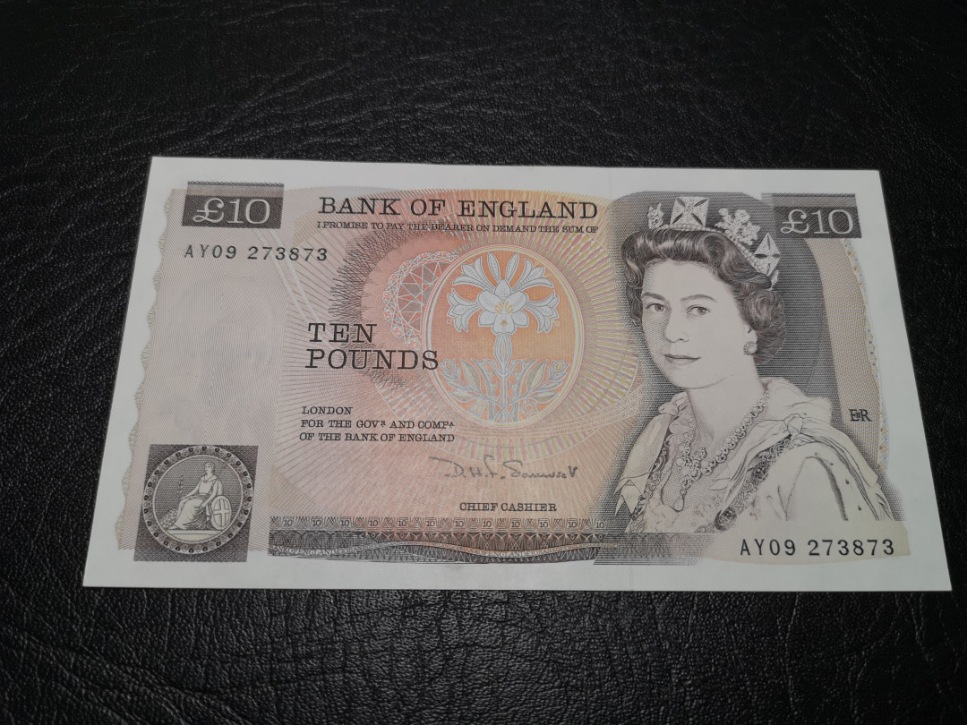 《外钞收藏家》第一百零七期拍卖 英国D序列10镑 全新UNC 有一道点钞痕