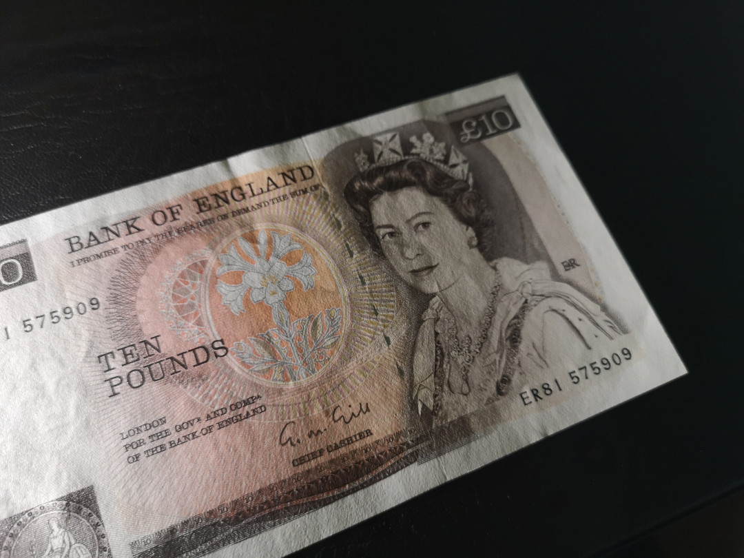 《外钞收藏家》第一百零七期拍卖 英国D序列10镑 全新UNC 角有疑似轻微软折