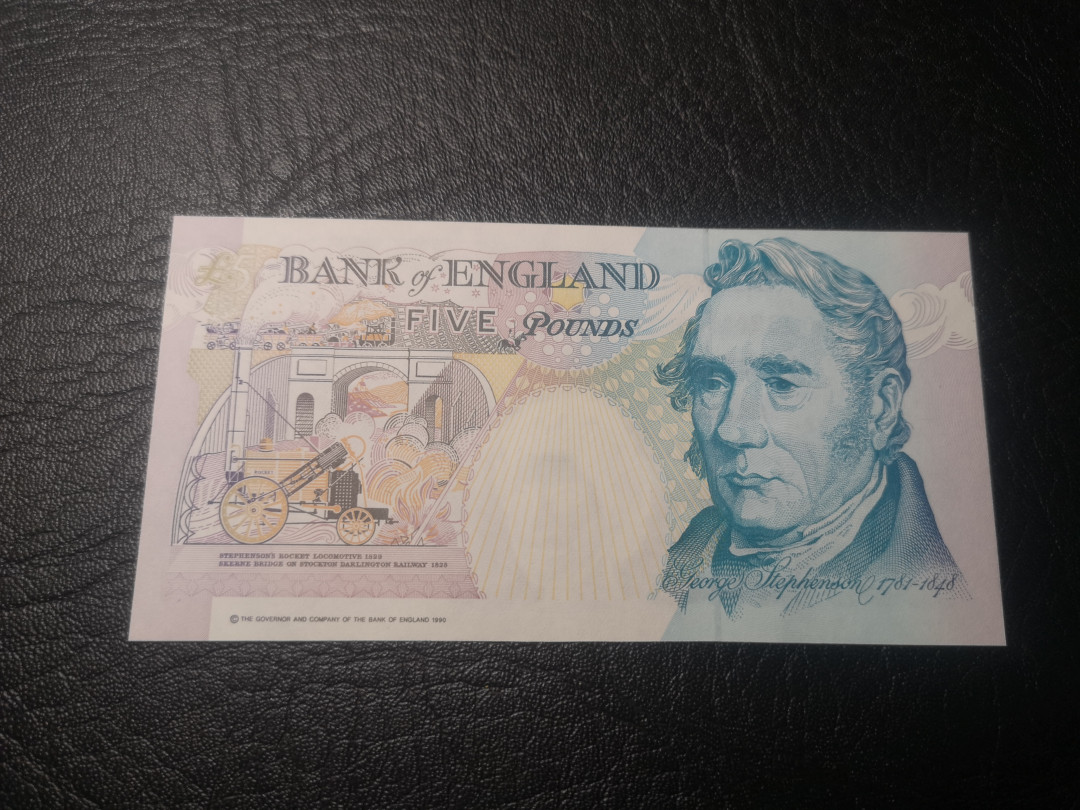 《外钞收藏家》第一百零七期拍卖 英国E序列5镑 全新UNC 号码不错