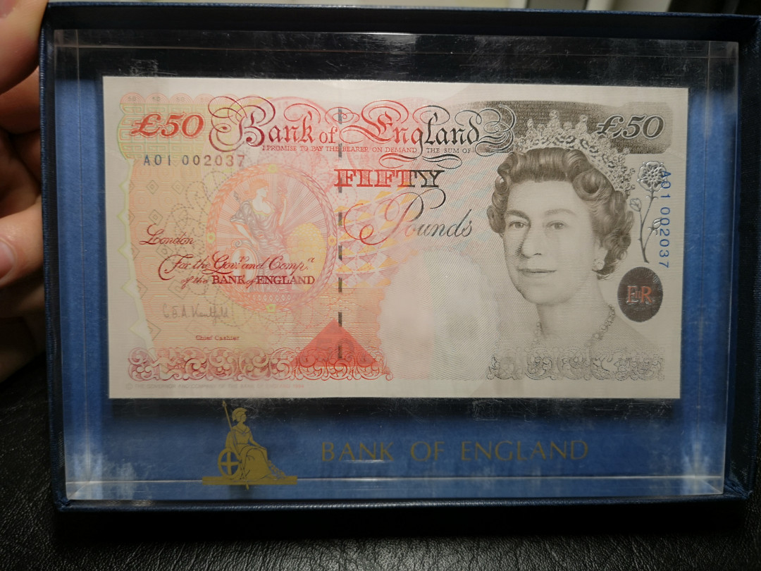 《外钞收藏家》第一百零七期拍卖 英国E序列50镑首发2037号 银行原封水晶钞 