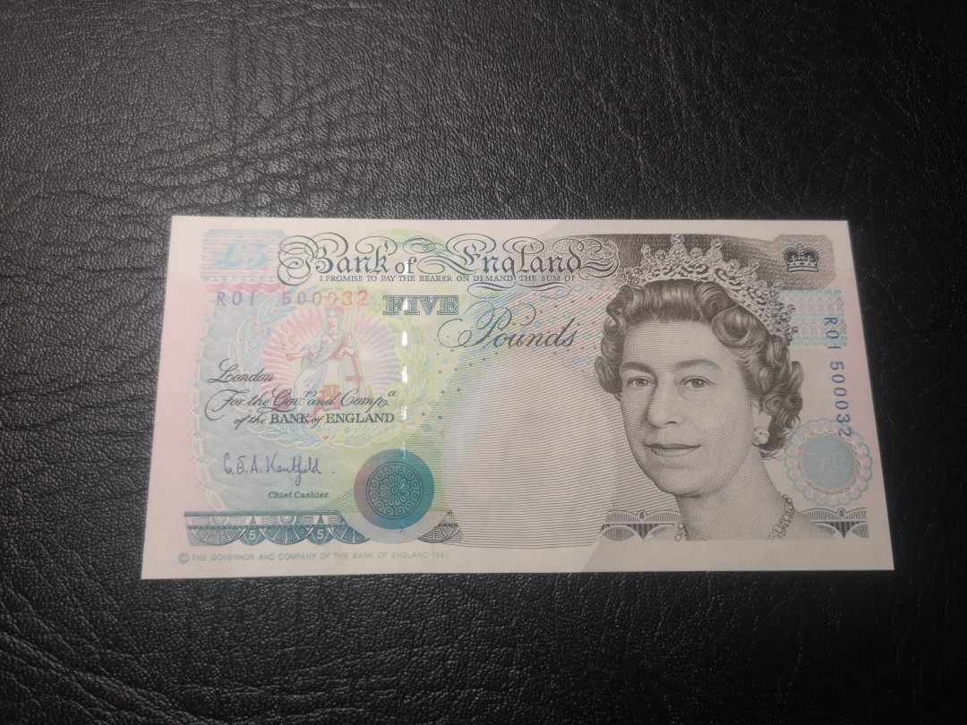 《外钞收藏家》第一百零七期拍卖 英国E序列5镑 全新UNC 号码不错