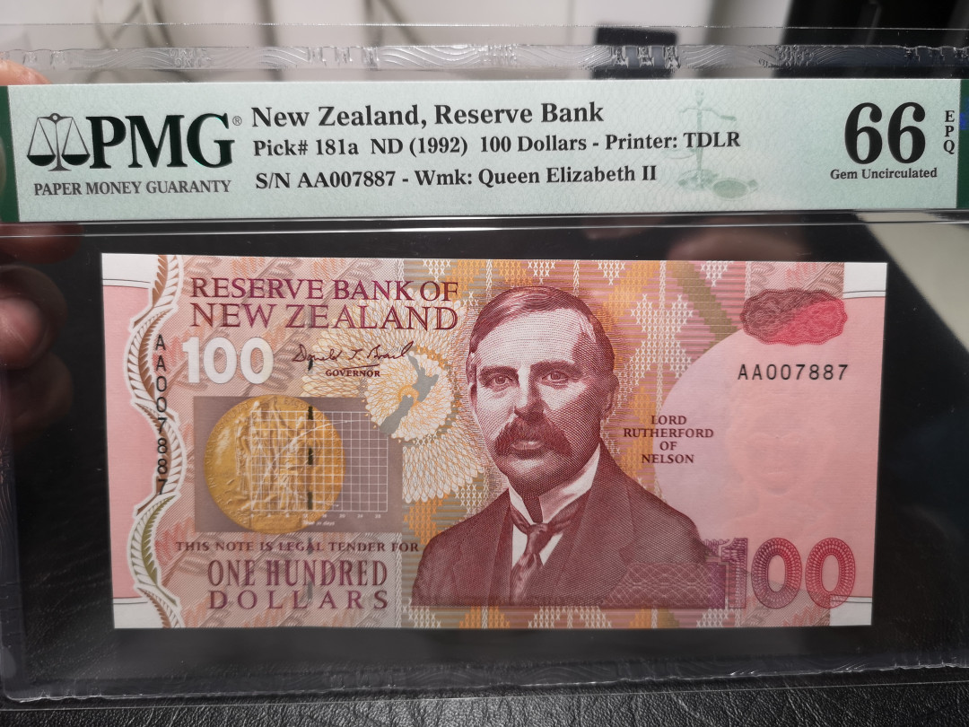 《外钞收藏家》第一百零七期拍卖 1992年新西兰100刀 AA首发冠 PMG66