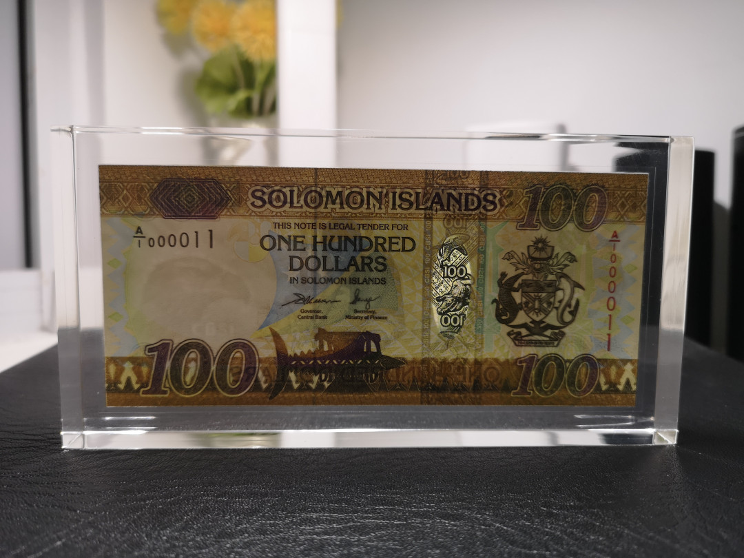 《外钞收藏家》第一百零七期拍卖 所罗门群岛 100刀 11号超小号 银行原封水晶钞 