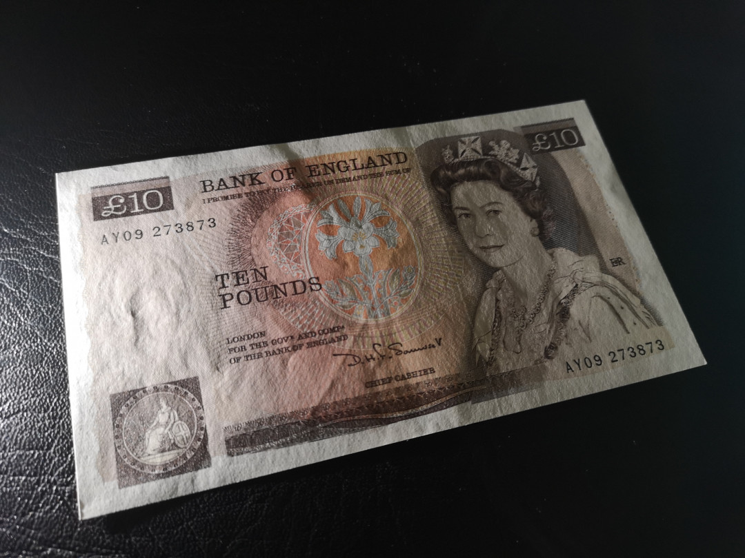 《外钞收藏家》第一百零七期拍卖 英国D序列10镑 全新UNC 有一道点钞痕