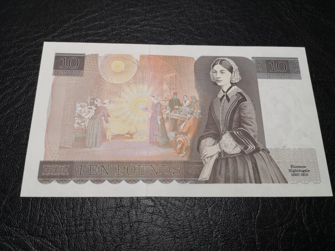 《外钞收藏家》第一百零七期拍卖 英国D序列10镑 全新UNC 角有疑似轻微软折