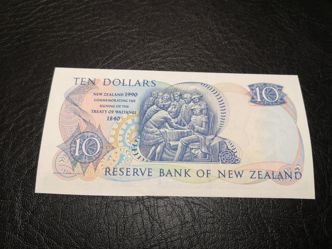 《外钞收藏家》第一百零七期拍卖 新西兰1990年AAA冠 10刀 全新UNC