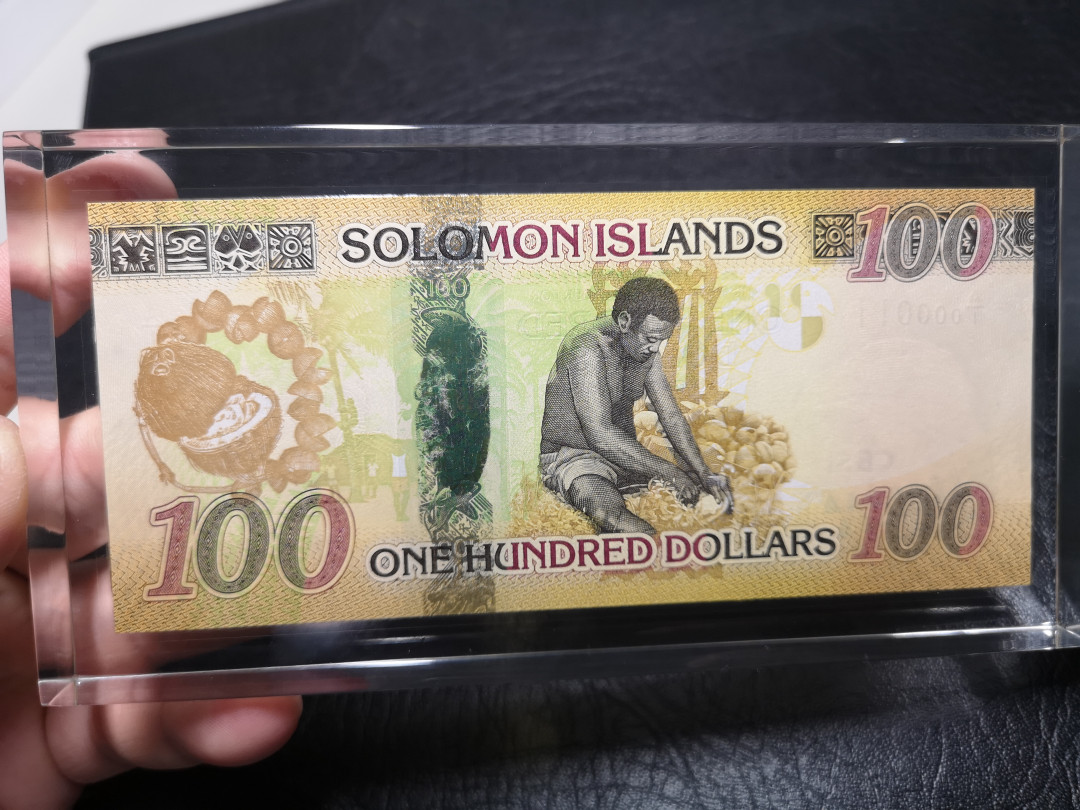 《外钞收藏家》第一百零七期拍卖 所罗门群岛 100刀 11号超小号 银行原封水晶钞 