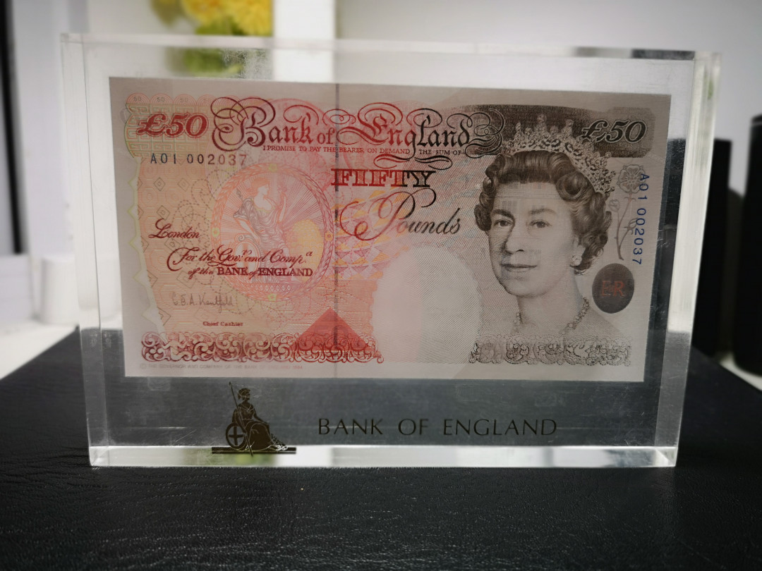 《外钞收藏家》第一百零七期拍卖 英国E序列50镑首发2037号 银行原封水晶钞 