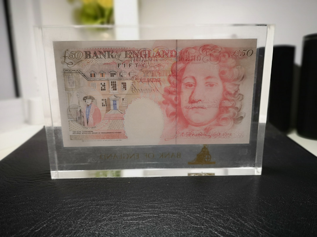 《外钞收藏家》第一百零七期拍卖 英国E序列50镑首发2037号 银行原封水晶钞 