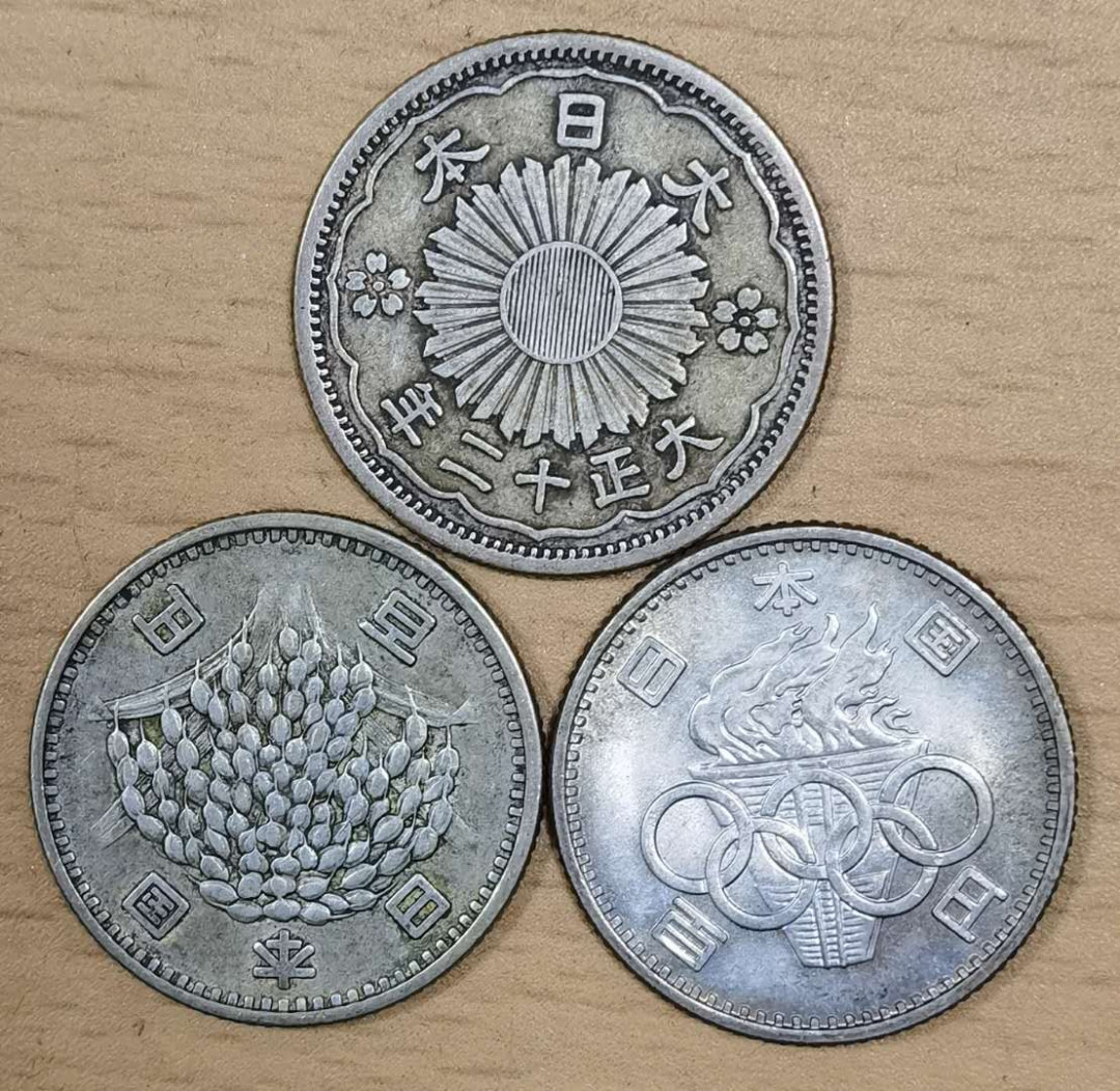 北京马甸外币专卖微拍第五十期，外国金银币专场，陆续上新欢迎关注 日本银币三枚，其中100元2枚9.6克，成色600，五十钱4.9克，成色72O，品相如图5
