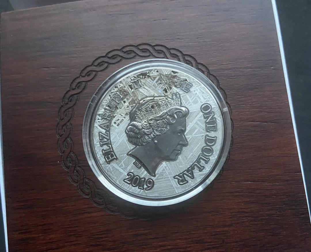 【币观天下】第144场拍卖 【纽埃】纽埃2019年尼伯龙根传奇穆阿尼纳鲁斯塔纯陨石圆形彩色纪念币