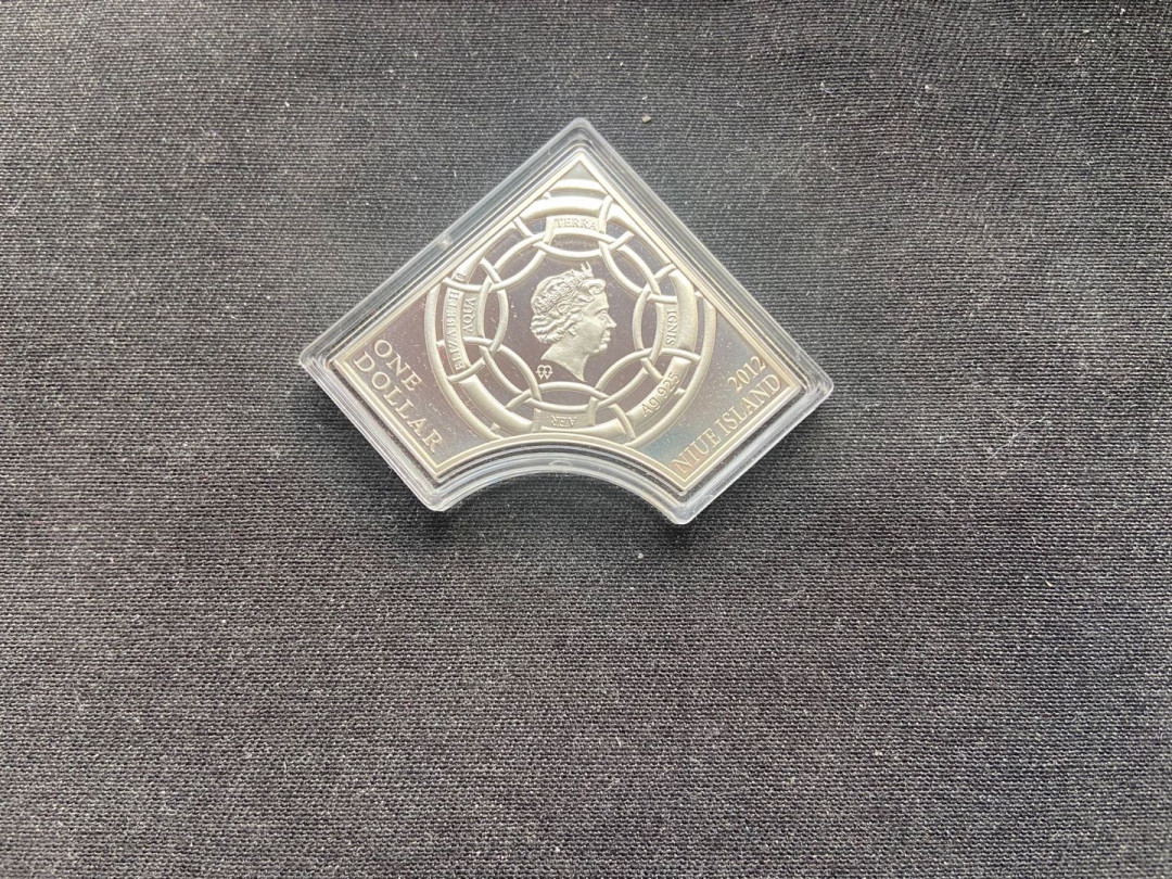 【币观天下】第144场拍卖 【纽埃】2012年异形币海王三叉戟银币