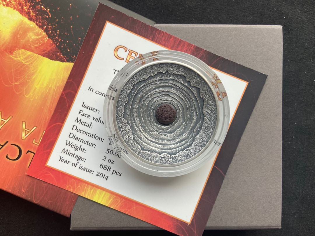 【币观天下】第144场拍卖 纽埃2014年2盎司火山岩镶嵌曲面仿古银币(1)尔塔阿雷火山