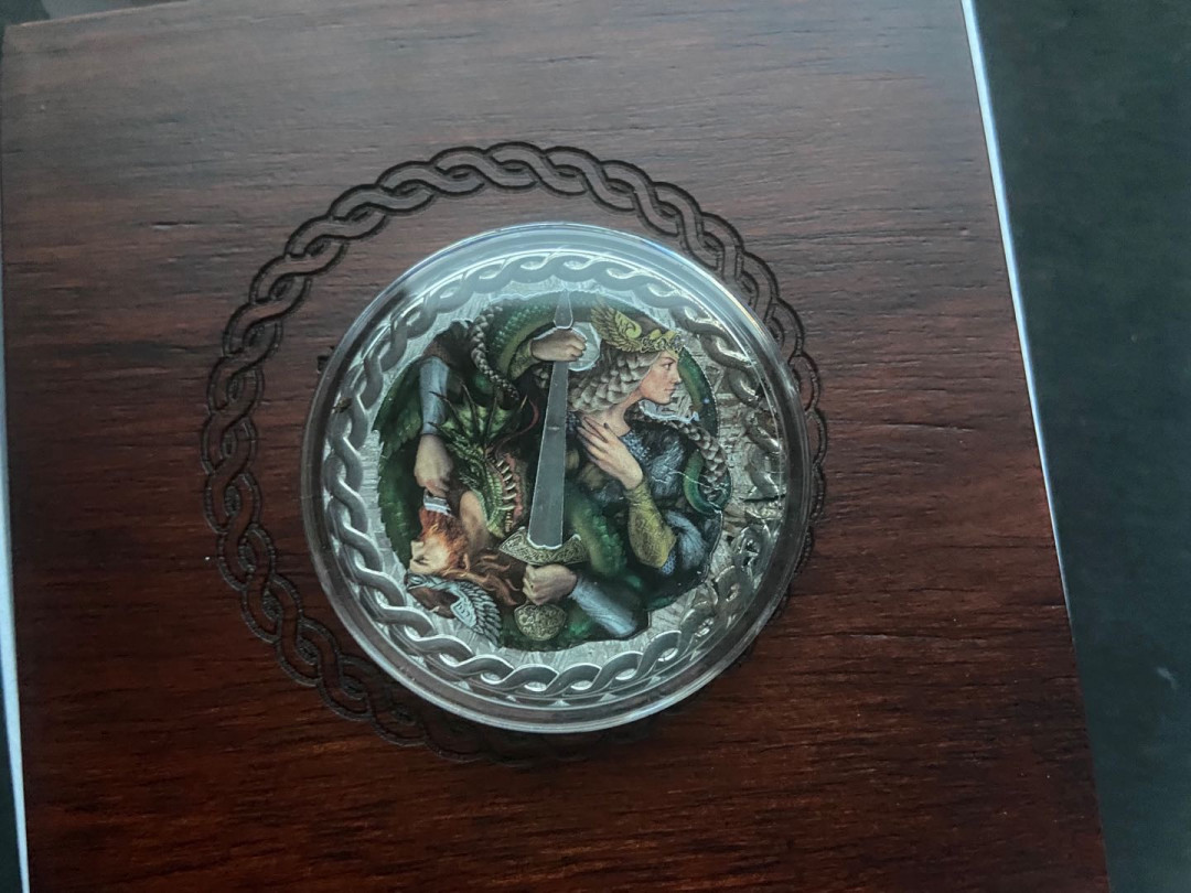 【币观天下】第144场拍卖 【纽埃】纽埃2019年尼伯龙根传奇穆阿尼纳鲁斯塔纯陨石圆形彩色纪念币