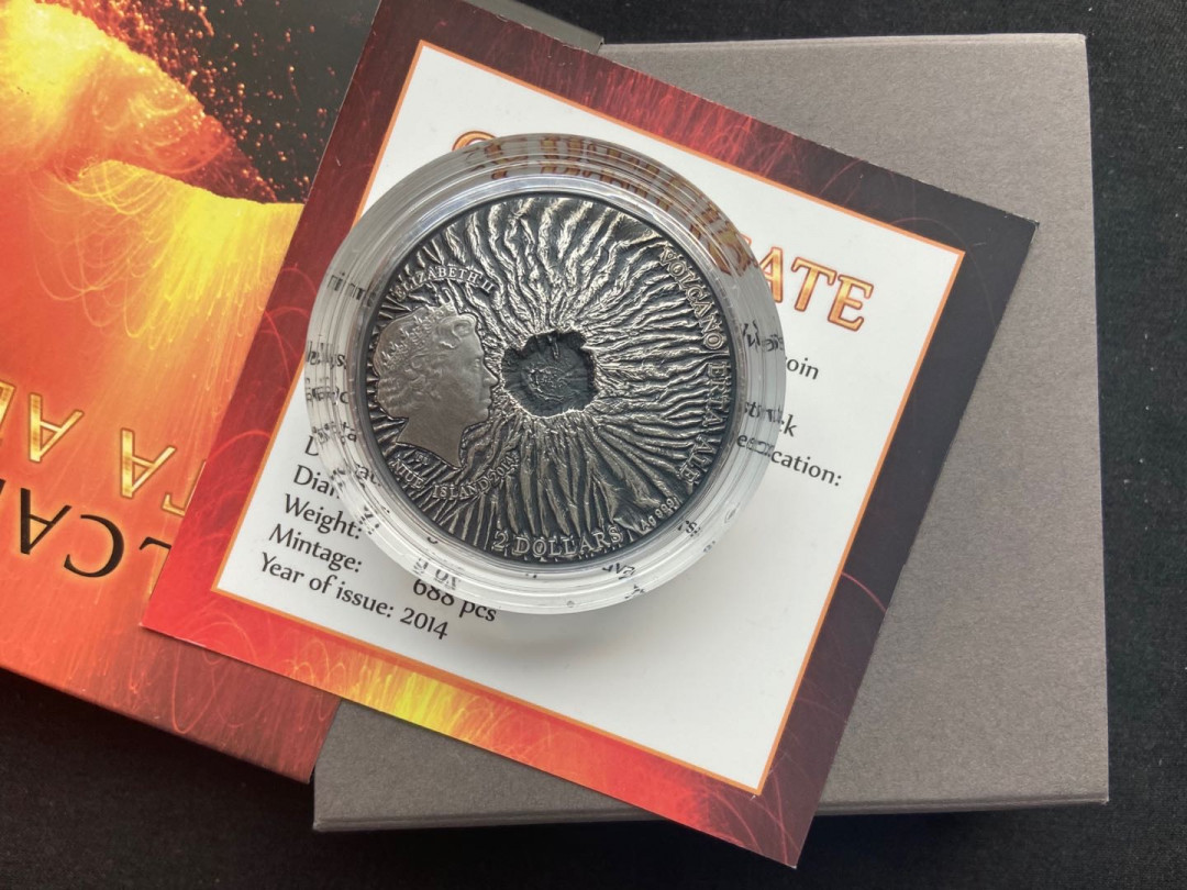 【币观天下】第144场拍卖 纽埃2014年2盎司火山岩镶嵌曲面仿古银币(1)尔塔阿雷火山