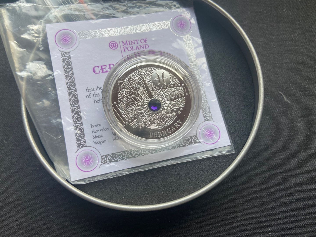 【币观天下】第144场拍卖 纽埃2013年1元，“爱你一生(2013)”十二星座幸(性)福魔石系列(2)---压轴王座：二月“双鱼座”，幸福魔石(紫宝石)，镶嵌施华洛世奇紫色大宝石精制银币