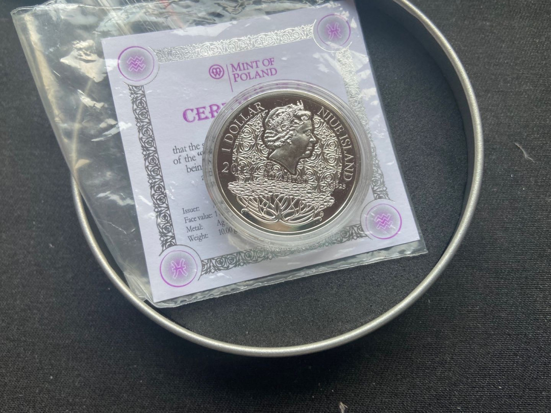 【币观天下】第144场拍卖 纽埃2013年1元，“爱你一生(2013)”十二星座幸(性)福魔石系列(2)---压轴王座：二月“双鱼座”，幸福魔石(紫宝石)，镶嵌施华洛世奇紫色大宝石精制银币