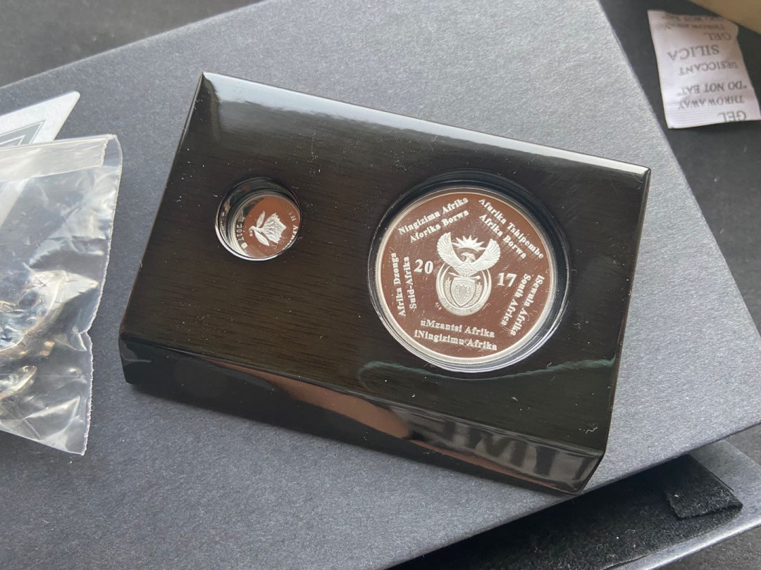 【币观天下】第144场拍卖 【南非】2017大小心脏盒子套装【克劳斯获奖币】
