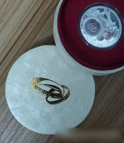 【随心拍&Getcoins】钱币拍卖第八十七期～  【纽埃】纽埃2014年2元，28.28克，“爱你一世(2014)---恋爱快乐”，双面通透中空镶嵌银镀24K金可旋转“连心对戒”数码亮光彩色精致艺术银币