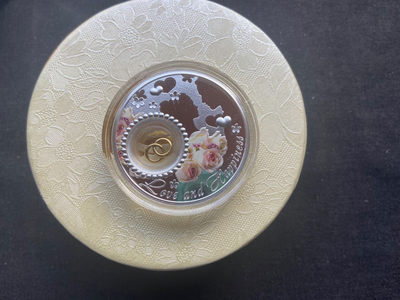 【随心拍&Getcoins】钱币拍卖第八十七期～  【纽埃】纽埃2014年2元，28.28克，“爱你一世(2014)---恋爱快乐”，双面通透中空镶嵌银镀24K金可旋转“连心对戒”数码亮光彩色精致艺术银币