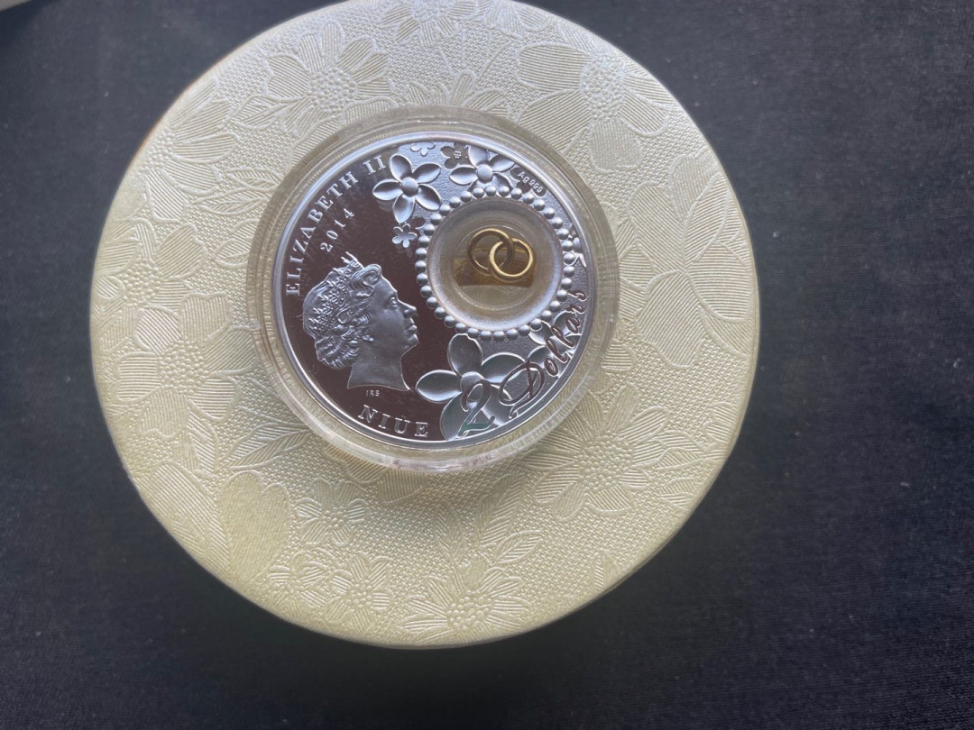 【随心拍&Getcoins】钱币拍卖第八十七期～  【纽埃】纽埃2014年2元，28.28克，“爱你一世(2014)---恋爱快乐”，双面通透中空镶嵌银镀24K金可旋转“连心对戒”数码亮光彩色精致艺术银币