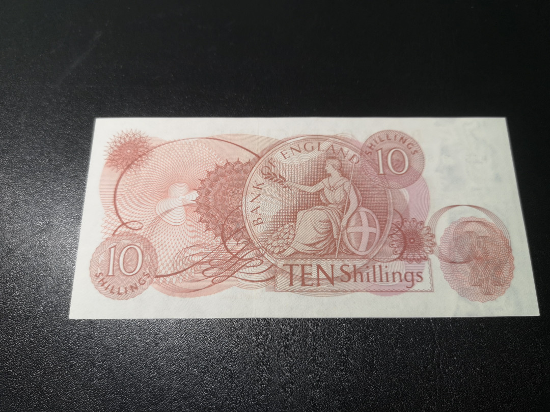 《外钞收藏家》第一百零八期拍卖 英国C序列10先令 近全新 测光如图疑似软折  连号评级63e 做参考补号