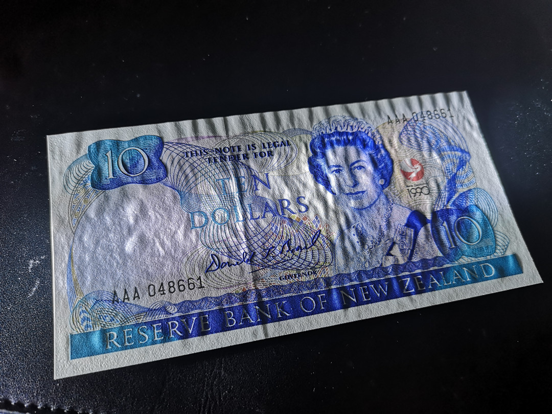 《外钞收藏家》第一百零八期拍卖 1990年新西兰10刀 全新 测光有波浪纹 荧光没问题