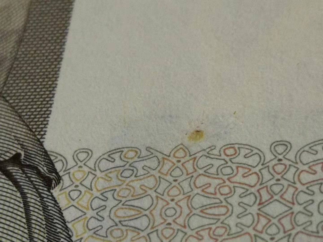 《外钞收藏家》第一百零八期拍卖 英国D序列10镑 近全新 一个角轻微软折 之前遗漏一个瑕疵 一个轻微黄点 如图 