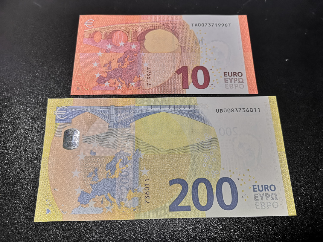 《外钞收藏家》第一百零八期拍卖 最新版欧元200、10欧两张  三签 全新UNC