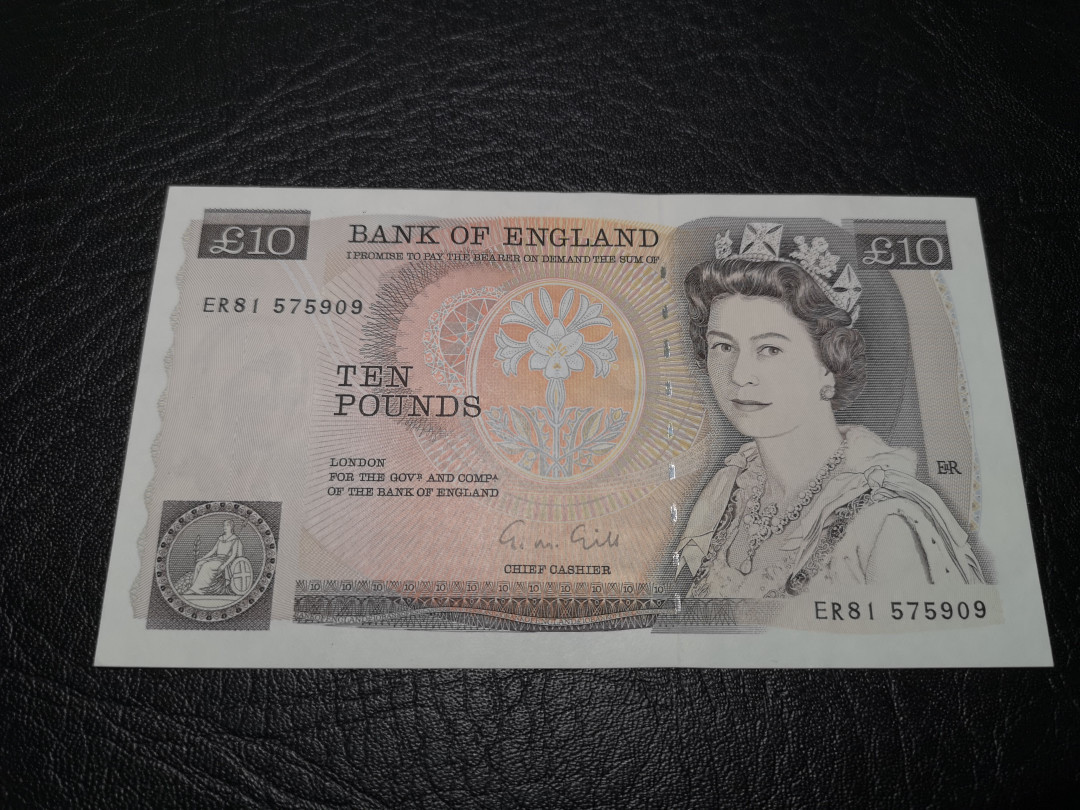 《外钞收藏家》第一百零八期拍卖 英国D序列10镑 近全新 一个角轻微软折 之前遗漏一个瑕疵 一个轻微黄点 如图 