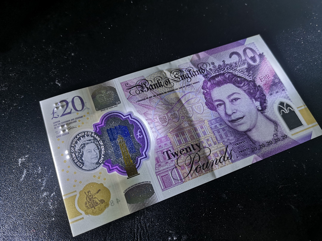 《外钞收藏家》第一百零八期拍卖 英国最新版塑料钞20镑 AA01冠 可惜是AU品相 测光如图 收藏裸币没问题 属于软折