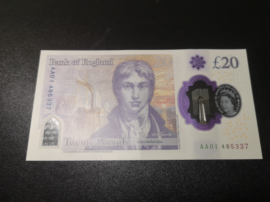 《外钞收藏家》第一百零八期拍卖 英国最新版塑料钞20镑 AA01冠 可惜是AU品相 测光如图 收藏裸币没问题 属于软折