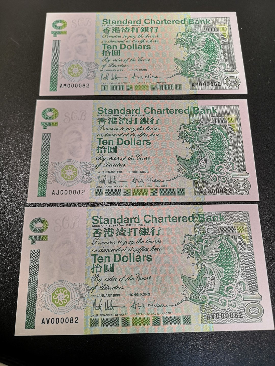 《外钞收藏家》第一百零八期拍卖 1993年香港渣打银行10港币 82号三张同号 全新UNC